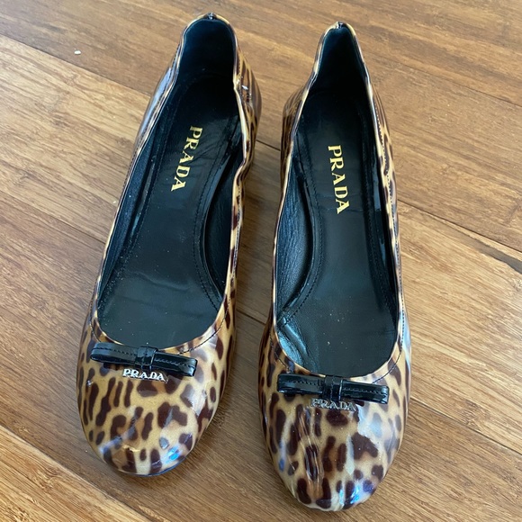 Prada patent leather leopard heels with bow - Picture 3 of 4